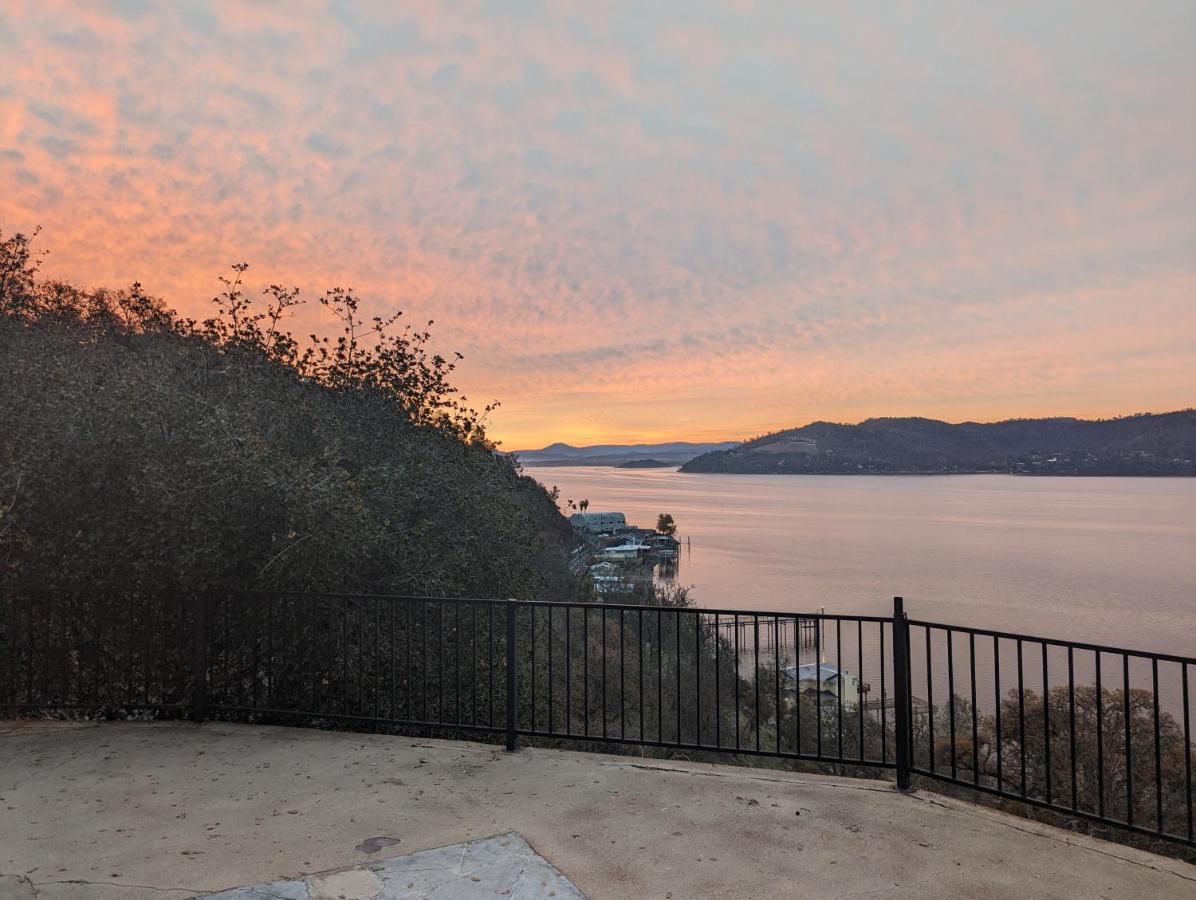 A Lake, A Mountain And The House With The Red Door كليرلاكي المظهر الخارجي الصورة