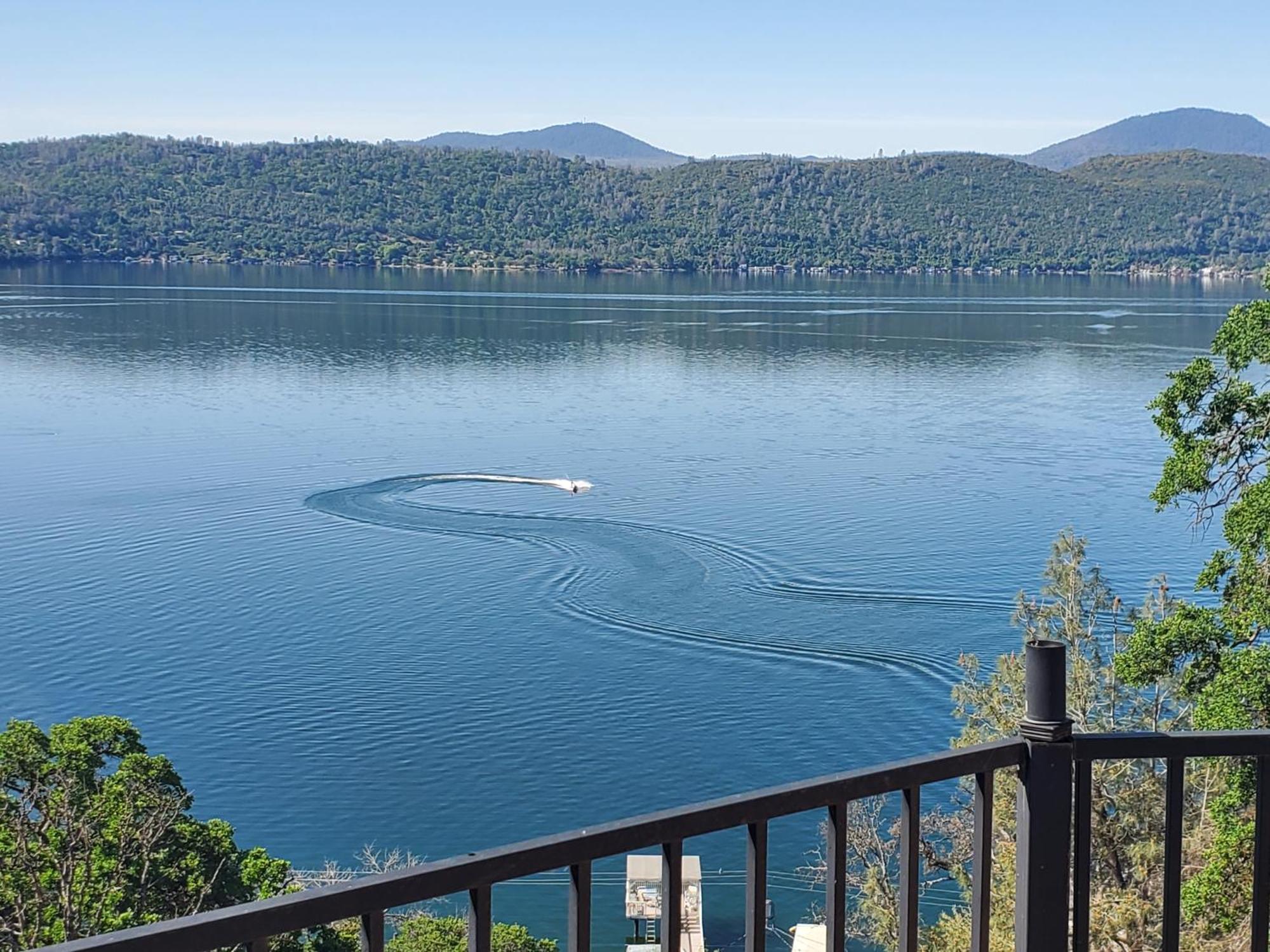 A Lake, A Mountain And The House With The Red Door كليرلاكي المظهر الخارجي الصورة